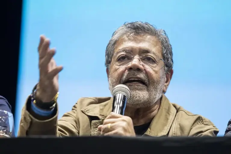 gerardo martinez titular del gremio uocra dando un discurso