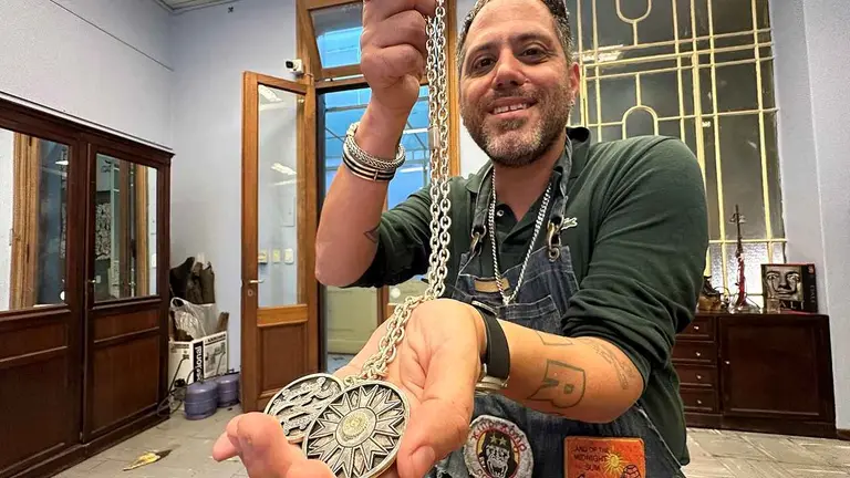 "Ser distinto" y olvidarse del apellido: las claves del orfebre de Milei y Johnny Depp que creó PlataMadre