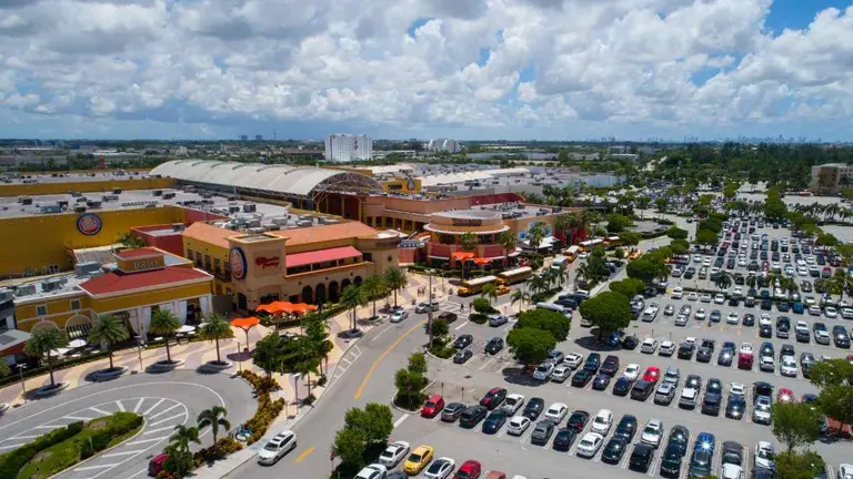 Police arrested five Argentinians accused of robbing one of the most famous shopping centers in Miami