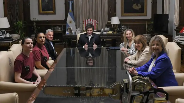 VIDEO | "Fílmeme señora": Milei recibió a la policía que se mostró orgullosa de su trabajo