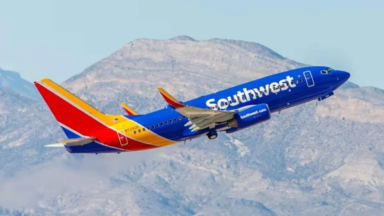 Una aerolínea estadounidense cobrará dos boletos a pasajeros que no quepan en un asiento