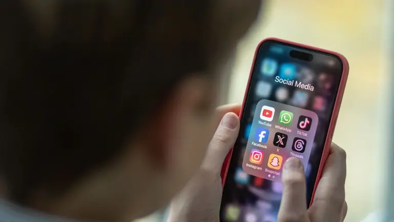 La Unión Europea busca restringir el uso de redes sociales a menores de 16 años