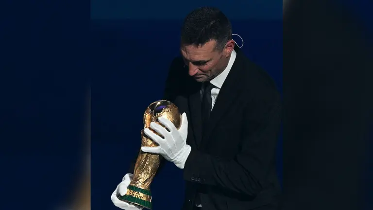  Lionel Scaloni llevó la Copa del Mundo al escenario