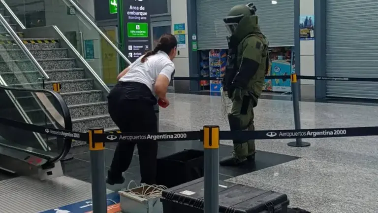 Evacuaron un aeropuerto argentino por la amenaza de bomba de una pasajera