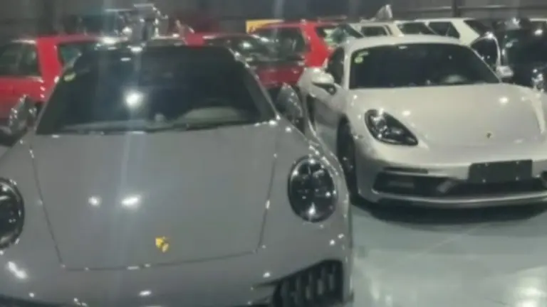 La Justicia prohíbe salir del país a dos presuntos testaferros de "Chiqui" Tapia: tienen 59 autos de lujo a su nombre