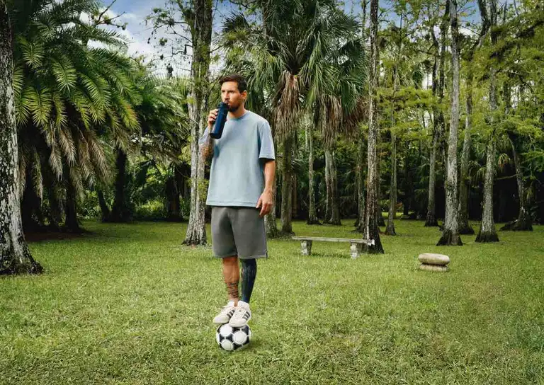 Stanley y Lionel Messi presentan la colección GOAT Black: una edición limitada que celebra la esencia del fútbol