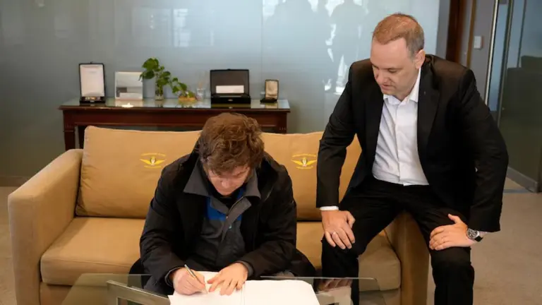 Milei firmó la reforma laboral y el Gobierno busca apoyo en el Senado