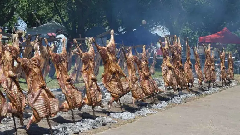 Este pequeño pueblo bonaerense celebra la Fiesta del Cordero Serrano: la entrada es libre y gratuita