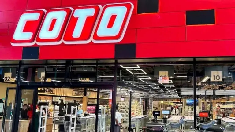 Coto inauguró sucursal: está ubicada en un nuevo shopping que tendrá un mini estadio para recitales
