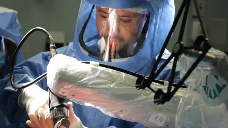 La precisión de un robot, el toque humano del cirujano: la cirugía del futuro ya funciona en Argentina