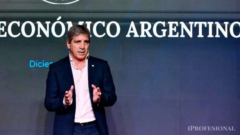 Caputo reconoció el mal dato de inflación: "No puedo forzar a la gente a tener pesos en el bolsillo"