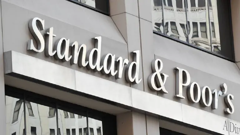 Calificadora de riesgo mejoró la nota crediticia de Argentina, tras la emisión del bono en dólares