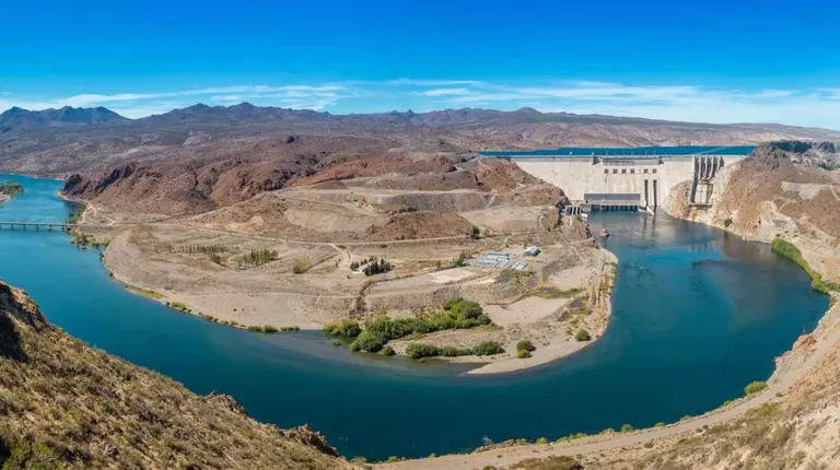 Dos movimientos clave en infraestructura: el Gobierno cerró adjudicación de represas y abrió licitación de Hidrovía