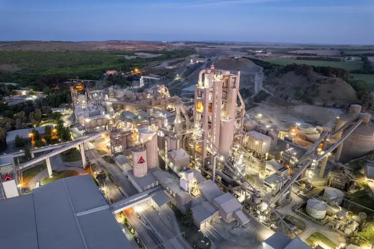 Gigante argentino del cemento aplica despidos y estalla conflicto, tras caída de la construcción y la obra pública
