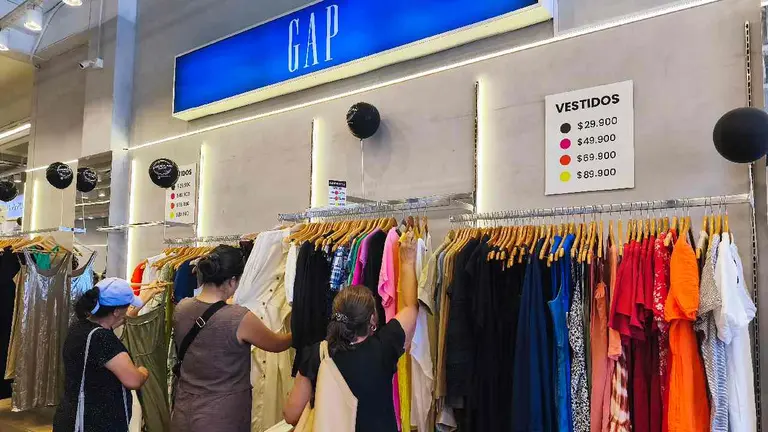 Nuevo outlet porteño vende ropa importada de mujer de Banana Republic y GAP a precios imbatibles