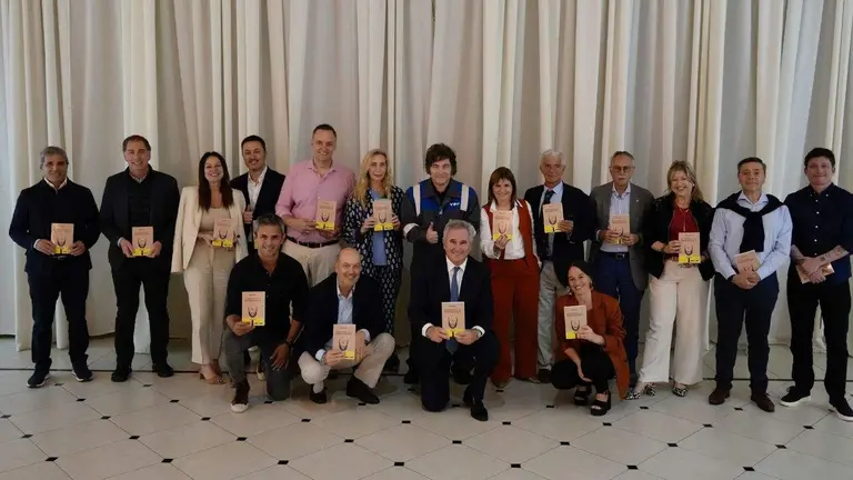 Prostitución, narcotráfico y estafadores: de qué trata el libro que Milei regaló a sus ministros