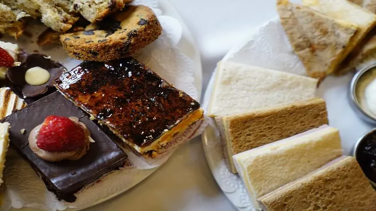 Esto cuesta una merienda en el restaurante Las Violetas,en CABA