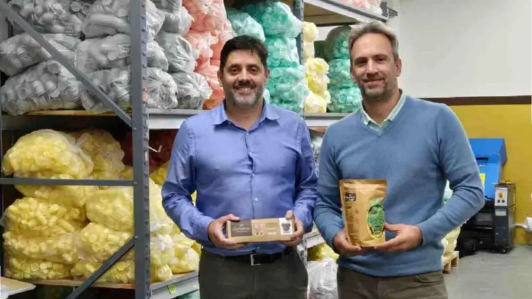 Trabajaban en multinacionales, los despidieron y crearon una empresa de cápsulas de café compostables