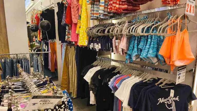 "Canasta verano 2026": cuánto sale vestirse y equiparse para ir de vacaciones y qué productos bajaron de precio