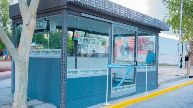 Una localidad argentina inauguró la primera parada de colectivos con aire acondicionado