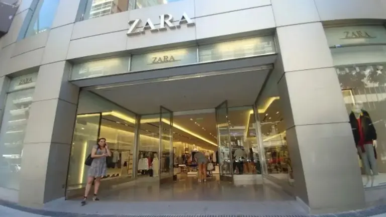 Zara liquida ropa con hasta 60% de descuento: hay remeras, camperas, jeans y hasta zapatillas