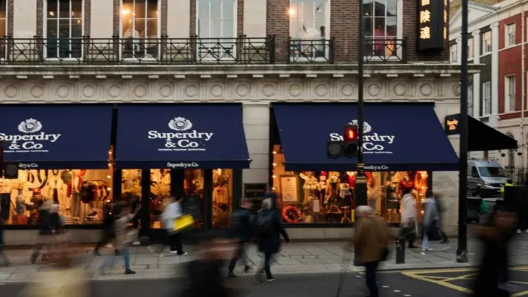 Superdry llega a la Argentina con una apuesta millonaria y un modelo de franquicias que rompe las reglas