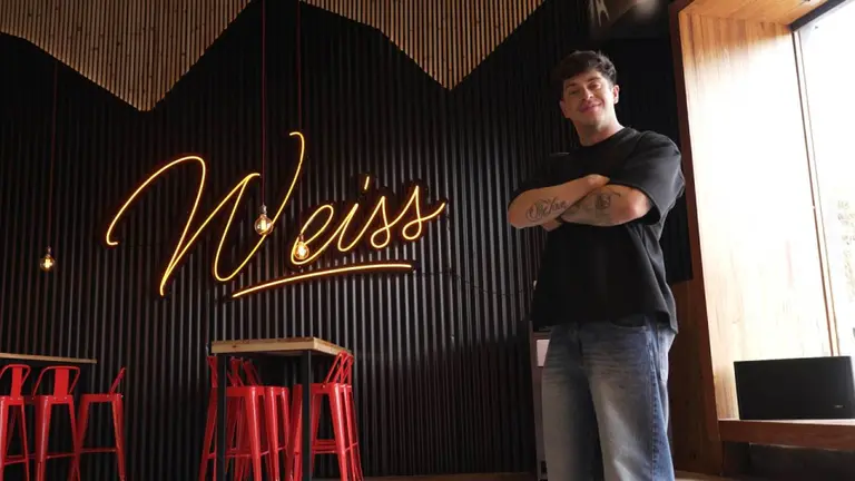 La receta del éxito: tiene una cadena de hamburguesas, llena locales, crece con franquicias y no paga por publicidad