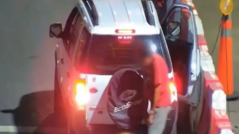 VIDEO | Dio marcha atrás y ocultó la patente en un peaje: ahora pagará una carísima multa