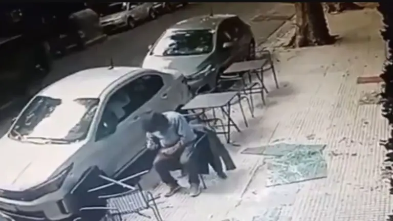 Tremendo accidente en Belgrano: tomaba una gaseosa y se le cayó el vidrio de un balcón en la cabeza