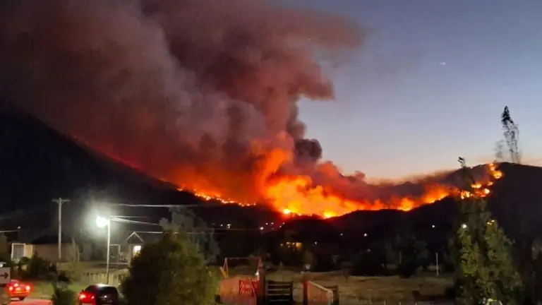 Incendios en Chubut: ya hay más de 3000 evacuados e investigan si se inició intencionalmente