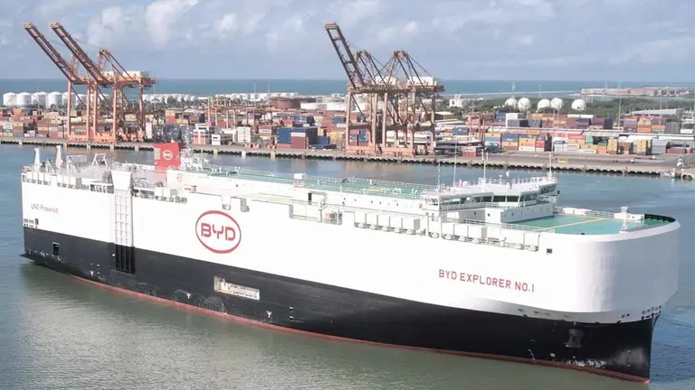 BYD recibe el primer embarque de autos desde China con barco propio