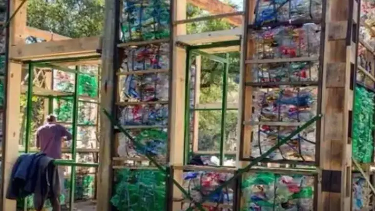Una localidad argentina habilitó el uso de plásticos reciclados para construir casas