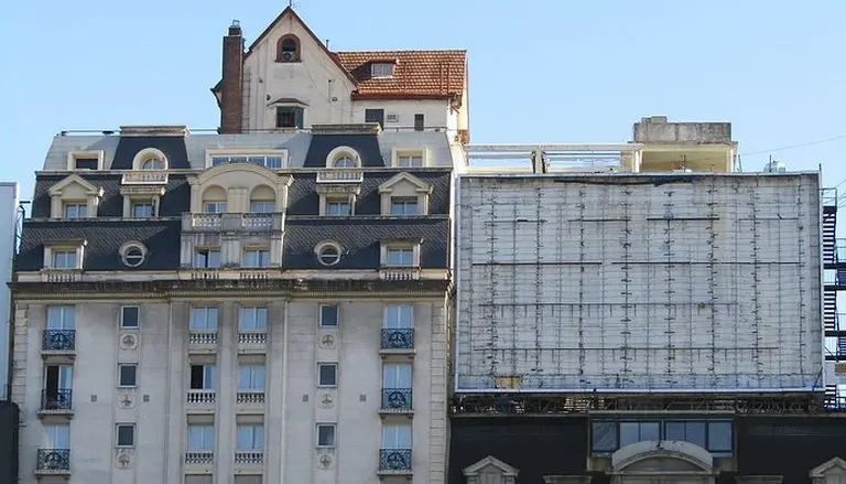 El emblemático chalet con vista al Obelisco vuelve al mercado inmobiliario: cuál es su precio