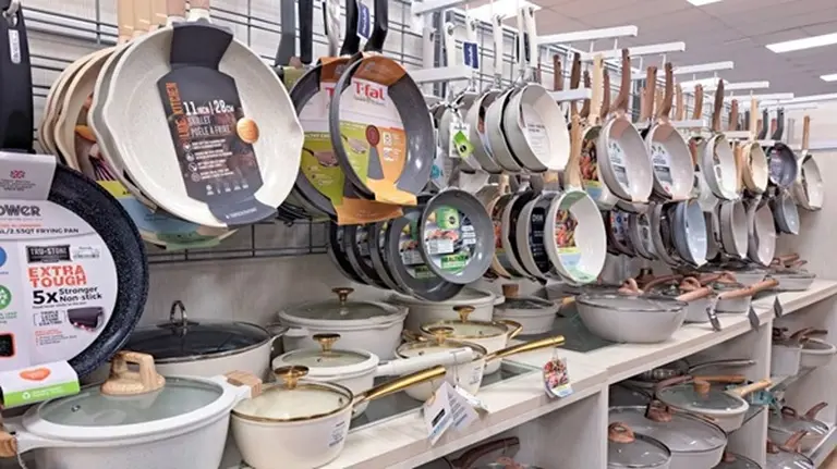 Supermercados liquidan ollas y artículos de cocina con descuentos de hasta 50%