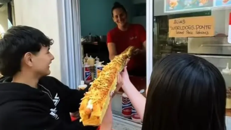 Vende panchos que son sensación para pagar una deuda millonaria con ARCA