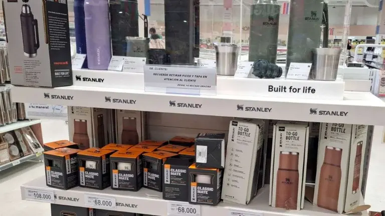 Coto y Carrefour venden termos Stanley
