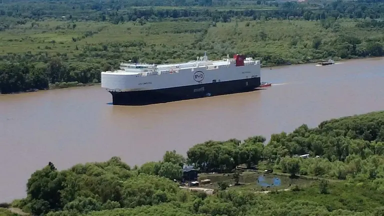 VIDEO | Llegó a Argentina el colosal buque con cerca de 7.000 autos chinos, entre ellos un nuevo SUV