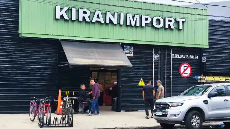 Un mega outlet que es furor: importa directo de China y liquida muebles, electrónica, bazar y artículos del hogar