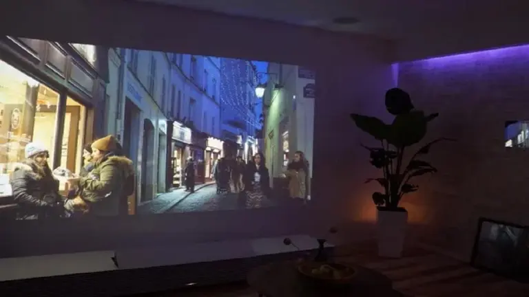 La manera más fácil de ver una película en la pared de tu casa sin proyector y desde el celular