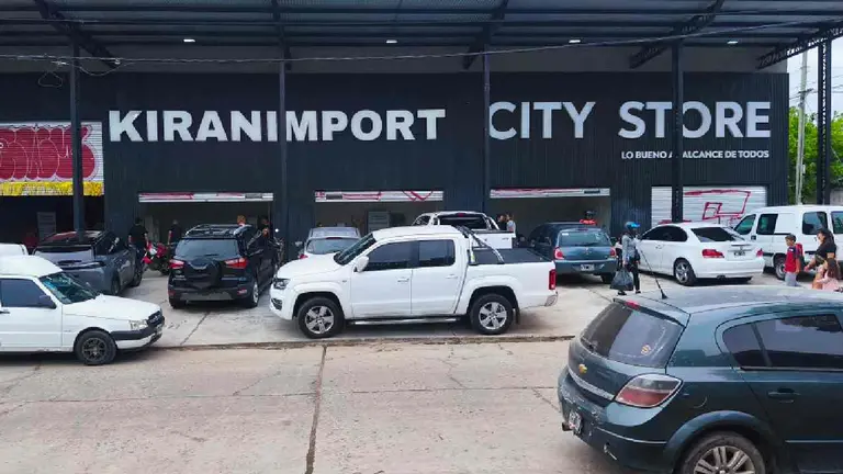 Abrió un mega galpón con miles de productos importados a precios de "ganga" en el Conurbano