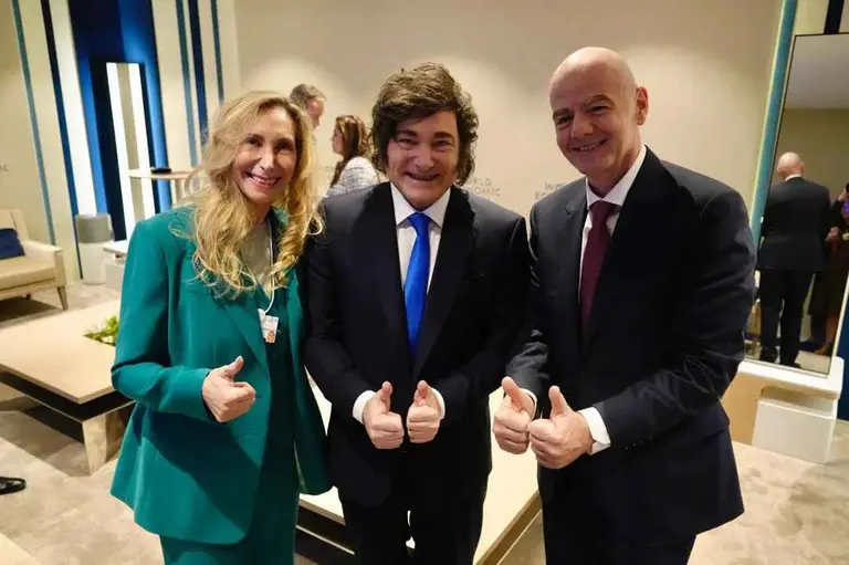 Milei se mostró con Infantino en Davos en plena tensión entre el Gobierno y la AFA