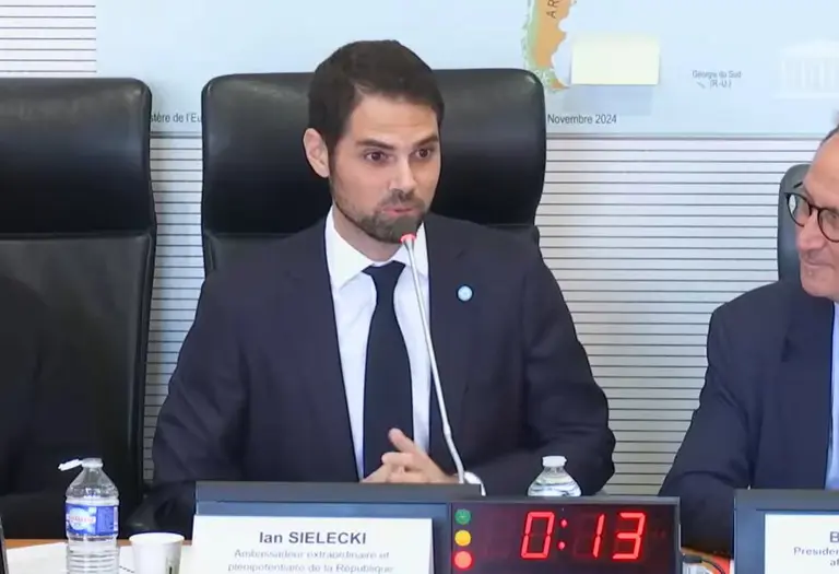 VIDEO | El gesto del embajador argentino en Francia por las Malvinas que evitó un incidente diplomático y se volvió viral