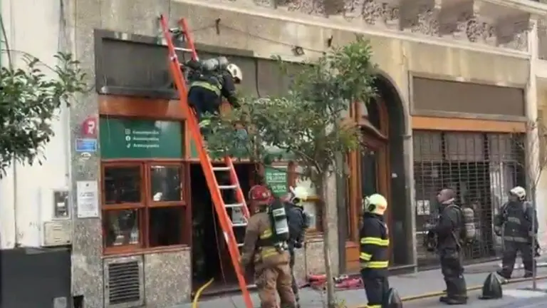 Incendio en un mítico restaurante del centro porteño, famoso por sus "sándwiches voladores"