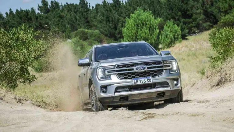 Ford puso a prueba el  Everest en los médanos: cuánto sale y cómo anda