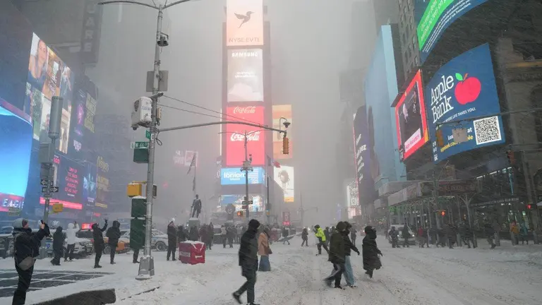 Nieve y hielo paralizan gran parte de EE. UU.: al menos 11 muertos y miles de vuelos suspendidos