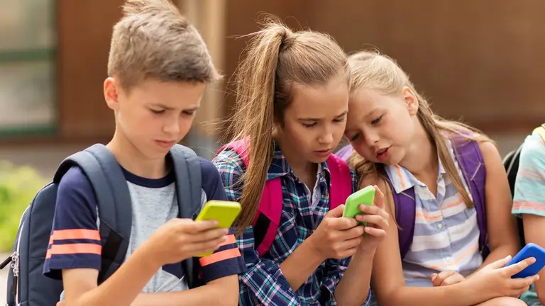 Adiós a TikTok e Instagram: Francia dio un paso clave para prohibir las redes sociales a menores