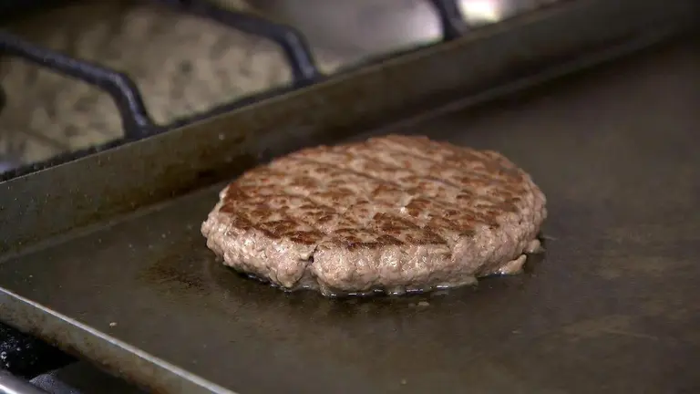 Se derrumba la empresa que creó las hamburguesas Paty: deuda de $23.000 millones y 1.000 cheques sin fondo