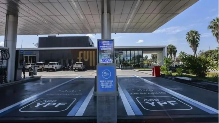 Ya hay 100 estaciones de servicio YPF con autodespacho: cuánto se puede ahorrar al llenar el tanque