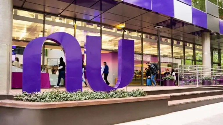 El gigante digital Nubank proyecta una millonaria inversión en Argentina para competir con Mercado Pago