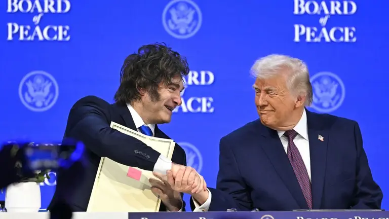 Revelan negociaciones entre Milei y Trump para que Argentina reciba a deportados de EE.UU.